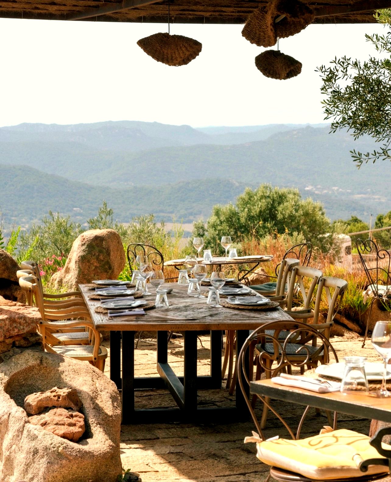 Table en terrasse face au panorama