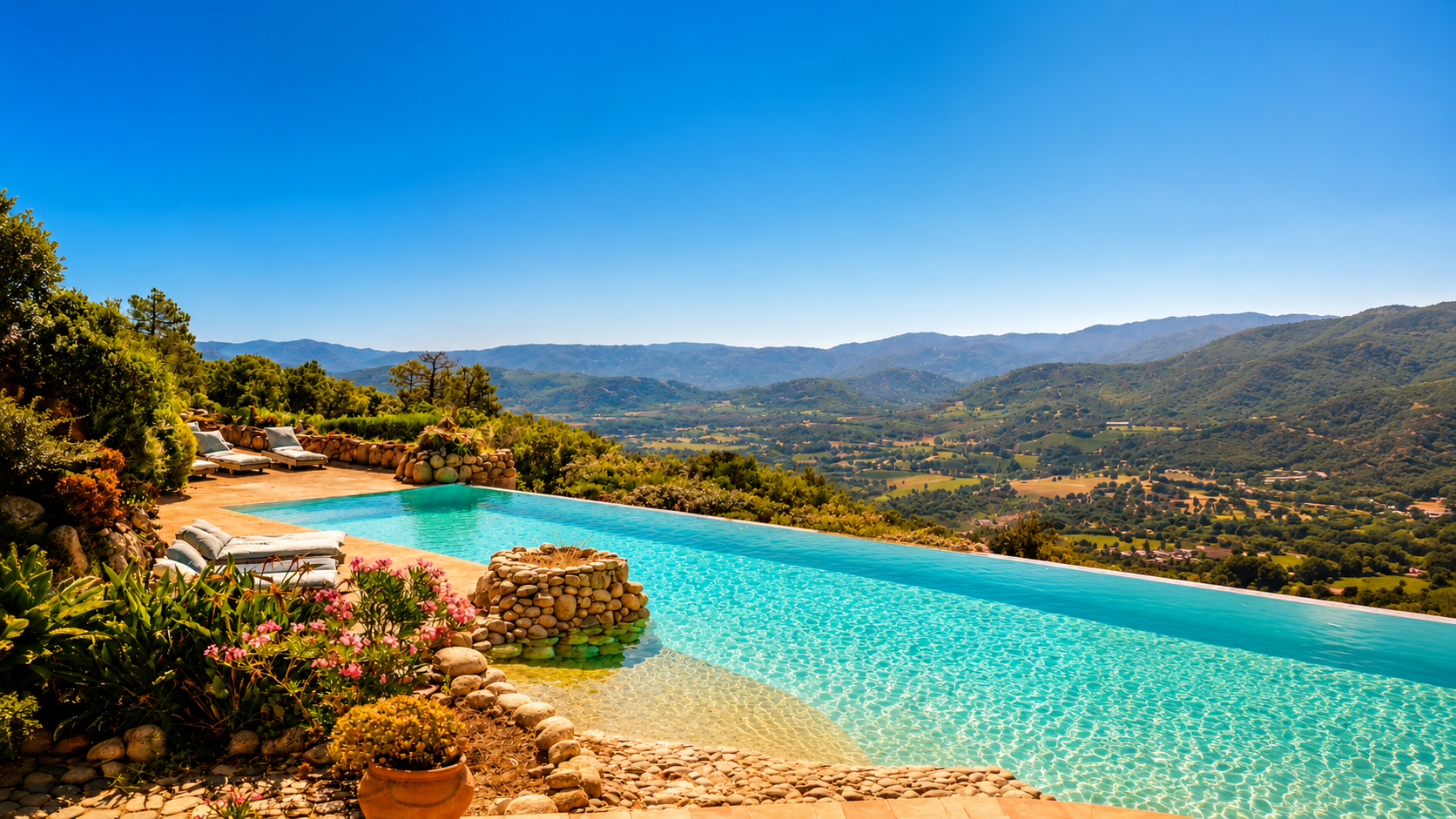 Piscine à débordement face à la vallée, aux montagnes et à la mer