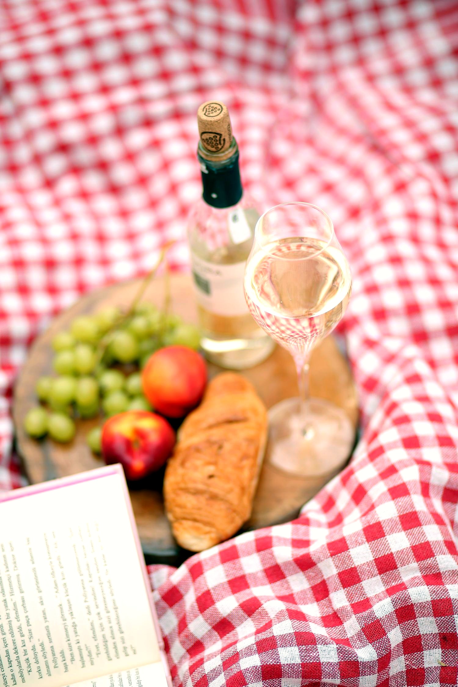 Nappe vichy, vin et pain dans les vignes